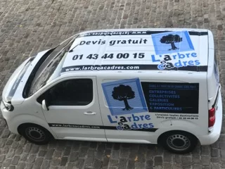 image représentant une pub camionette utilitaire dont on peut voir sur le toit un logo car sur le toit et du flocage en lettrage publicitaire sur le reste du véhicule marqué